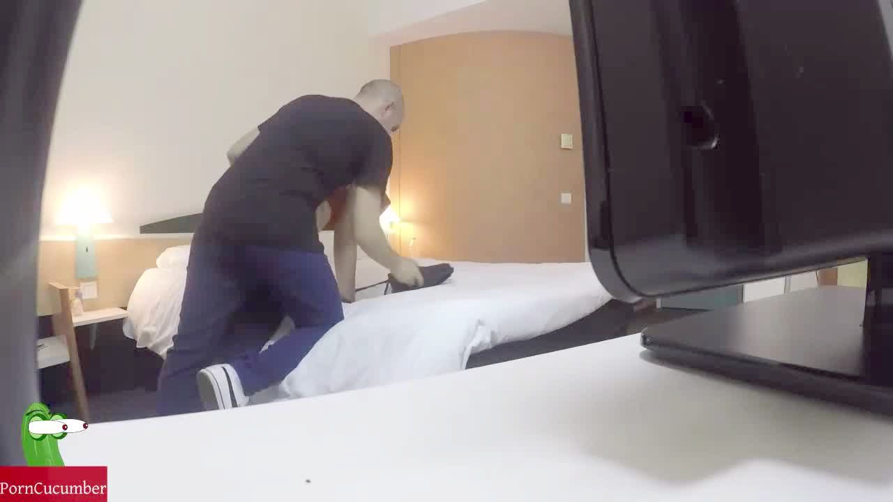 camara oculta en un hotel graba a una pareja que esta muy cachonda y tiene  sexo oral en la habitacio 