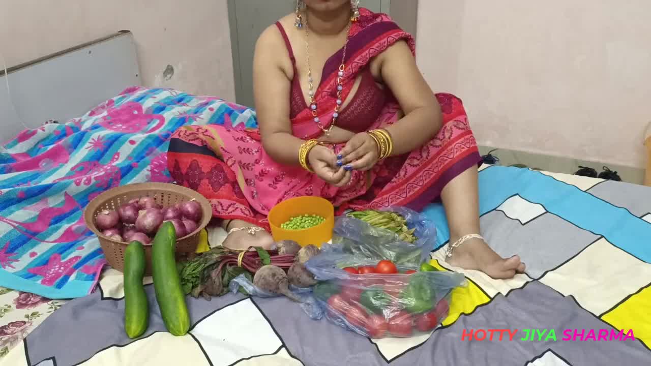 hard-core bhojpuri bhabhi while selling vegetables displaying off her humungous nips got chuckled by the client