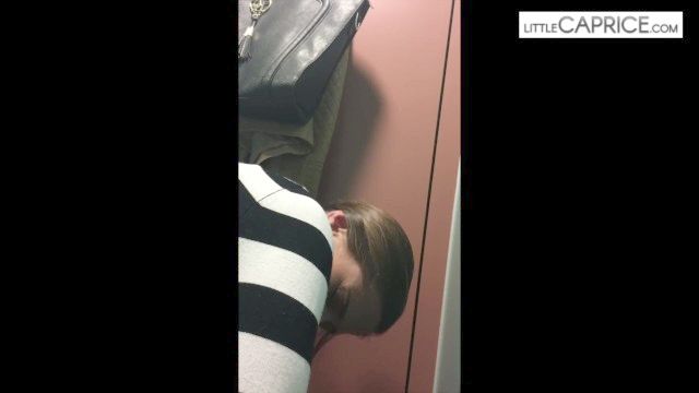 Er Rammelt Mich Auf Der Toilette - Little Caprice
